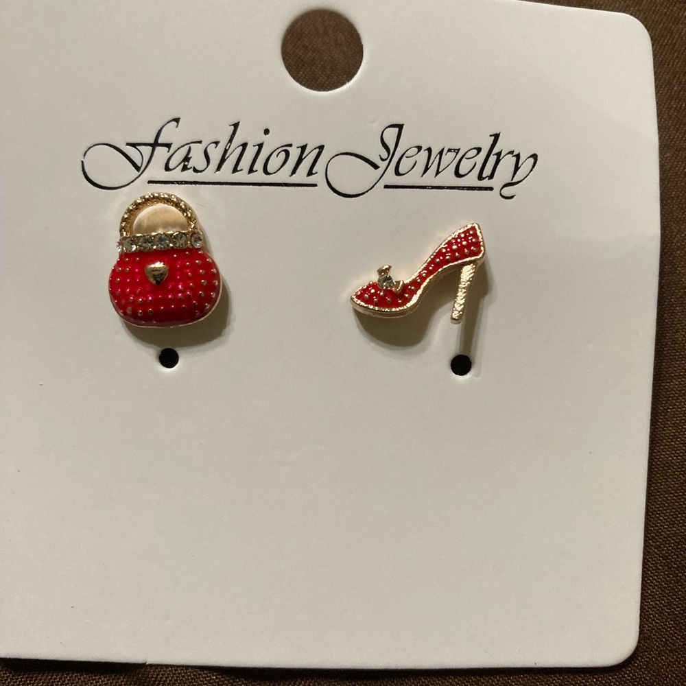 NIP Cute Asymmetrical purse-shoe earrings-